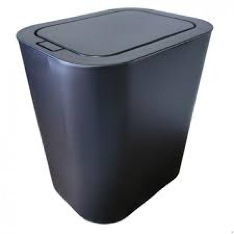 LIXEIRA PRETA 12L COM TAMPA CLICK.